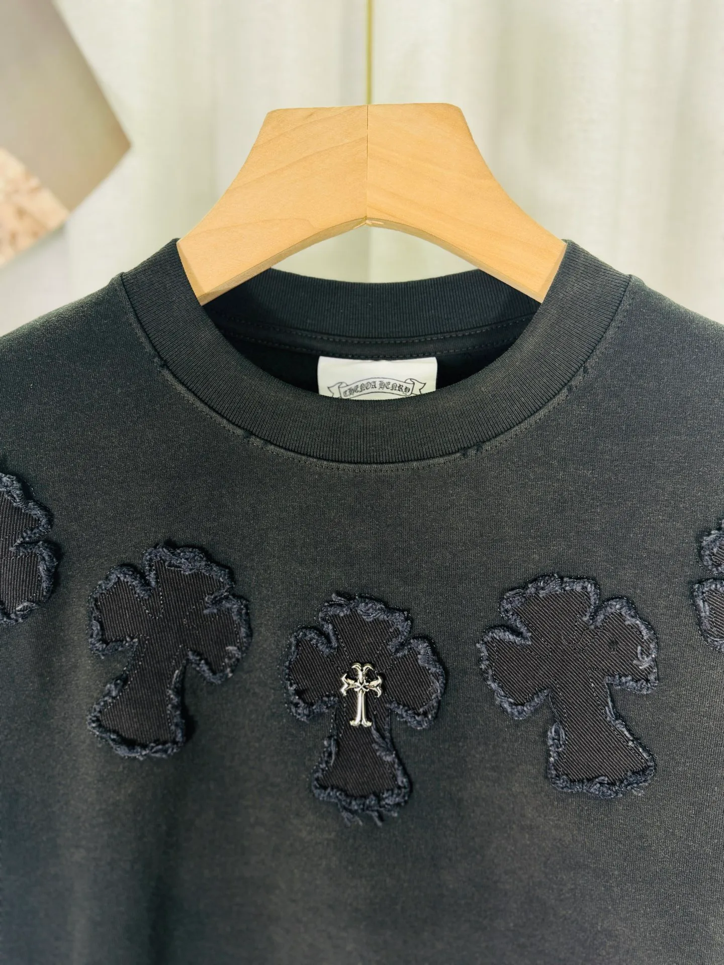 P250 top version, real shot without P, ​​different from market currency) 𝗖𝗵𝗿𝗼𝗺𝗲 𝗛𝗲𝗮𝗿𝘁𝘀/Cro Heart 2025 Autumn and Winter Horseshoe Cross Appliqué Embroidered Couple Casual Long Sleeve 👑The highest version! Customized fabric 320g fabric! Horseshoe cross patch embroidery, a best-selling model at the counter, very comfortable to wear. Accessories: original molded and authenticated collar label ➕ 100% silk wash water label. Genuine purchase-grade original hangtag➕matching hanging rope➕3D hanging beads➕original packaging bag. Craftsmanship: The original version has consistent wiring! The highest version of the armhole matching technique! Color: Black White Size: S M L XL Style No.: 5172